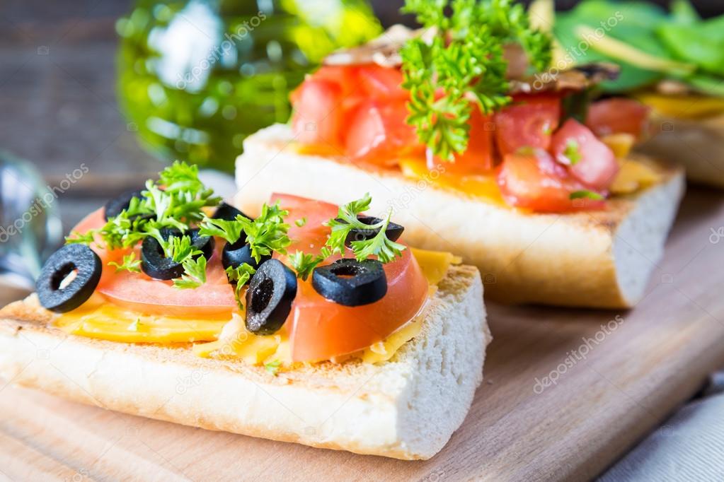 italiaanse voorgerechten, bruschetta met kaas en groenten