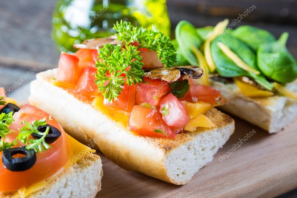 italiaanse voorgerechten, bruschetta met kaas en groenten