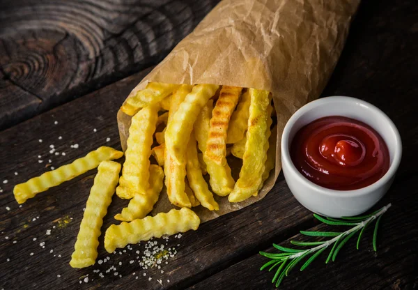 Pommes frites och brunsås — Stockfoto