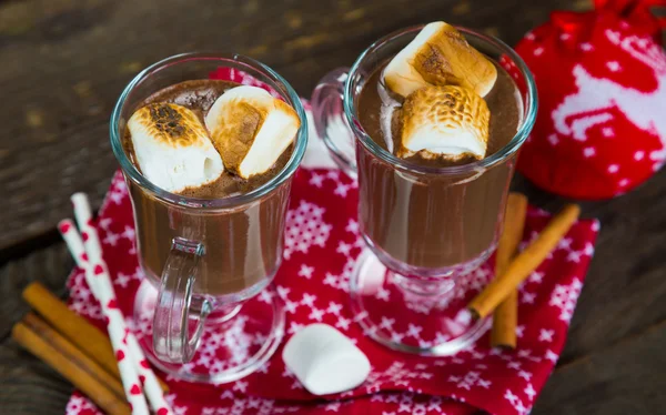 Heiße Schokolade mit gerösteten Marshmallows — Stockfoto