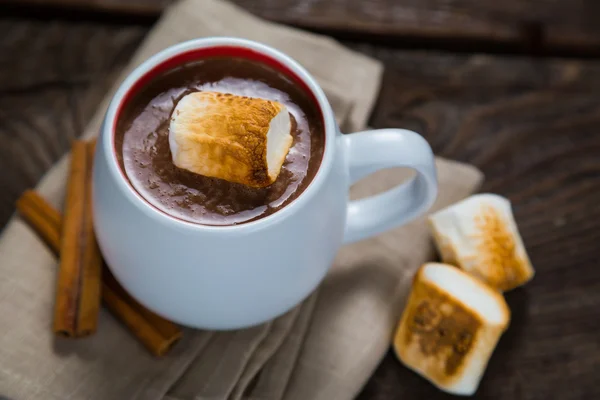 Chocolate caliente con malvaviscos asados — Foto de Stock
