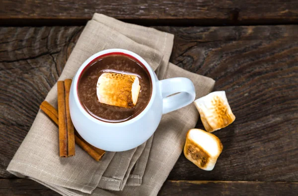 Chocolat chaud aux guimauves rôties — Photo