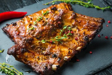 ızgara kaburga ve kekik