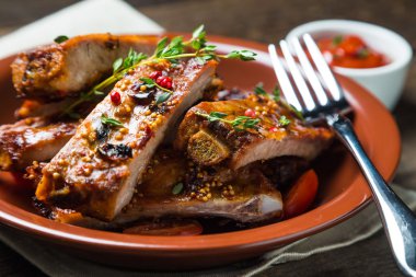 ızgara kaburga ve kekik