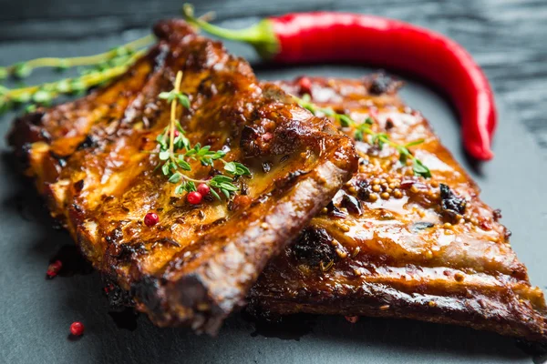 Costillas a la parrilla y tomillo — Foto de Stock