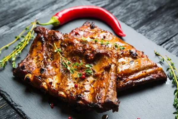 Costillas a la parrilla y tomillo —  Fotos de Stock