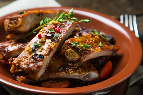 Costillas a la parrilla y tomillo —  Fotos de Stock