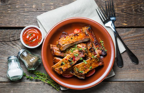 Costillas a la parrilla y tomillo —  Fotos de Stock