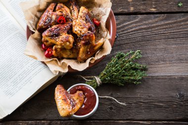 Kızarmış tavuk kanadı.