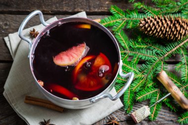 ahşap bir masa üzerinde mulled şarap