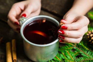 Bir kızın elinde mulled şarap