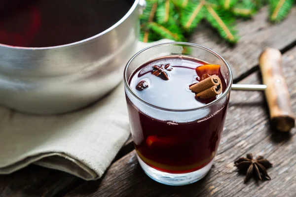 Vin chaud sur une table en bois — Photo