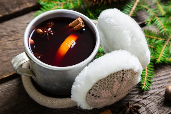 Mulled wine on a wooden table — Stock Photo, Image