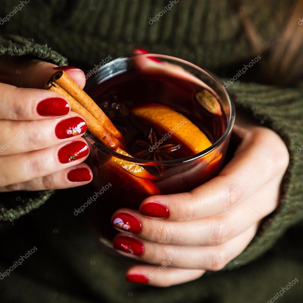 depositphotos_93237616-stock-photo-mulled-wine-in-the-hands.jpg