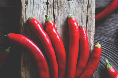 ahşap arka plan üzerinde kırmızı sıcak biber
