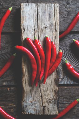 ahşap arka plan üzerinde kırmızı sıcak biber