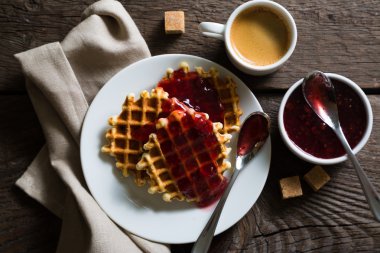 Reçel ve bir fincan espresso ile gözleme