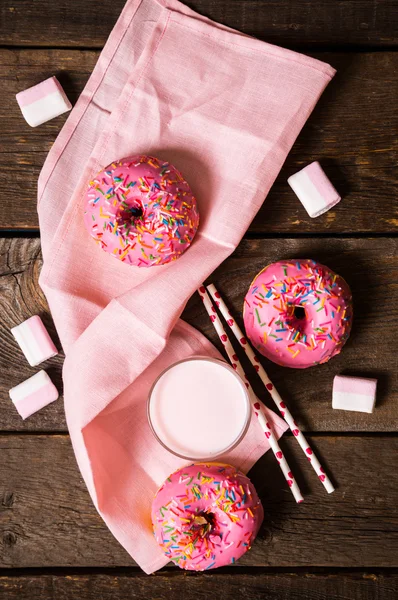 Rosa Donuts und ein Milchshake — Stockfoto