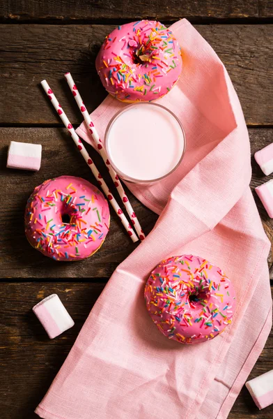 Rosa Donuts und ein Milchshake — Stockfoto