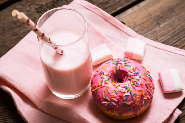 Rosa Donuts und ein Milchshake — Stockfoto