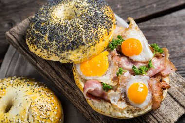 Pastırma ve kızarmış bıldırcın yumurtası ile kahvaltı simit