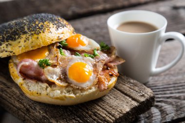 Pastırma ve kızarmış bıldırcın yumurtası ile kahvaltı simit