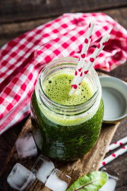 Ahşap bir masa üzerinde kavanoza smoothies