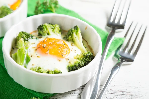 Äggröra med broccoli — Stockfoto