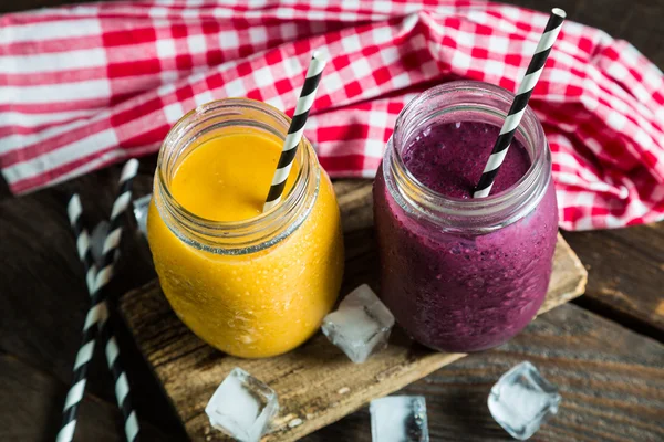 Frullati in vaso su un tavolo di legno — Foto Stock