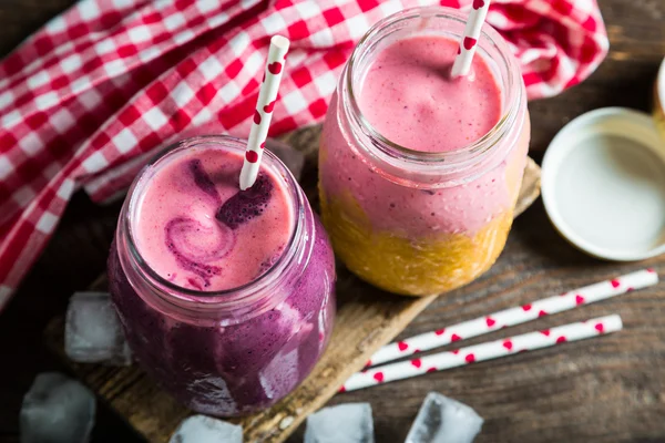 Smoothies em jarra em uma mesa de madeira — Fotografia de Stock