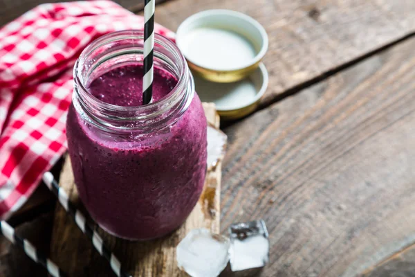 Frullati in vaso su un tavolo di legno — Foto Stock