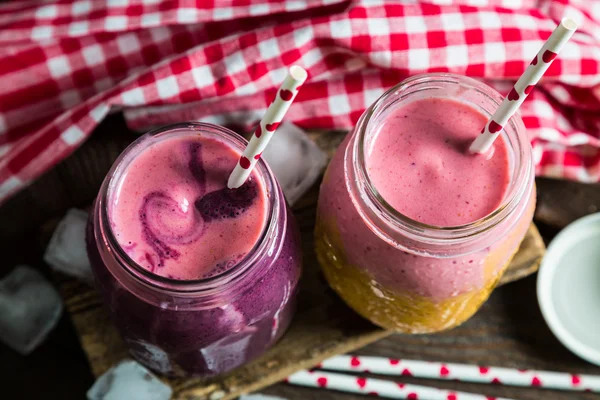 Smoothies em jarra em uma mesa de madeira — Fotografia de Stock