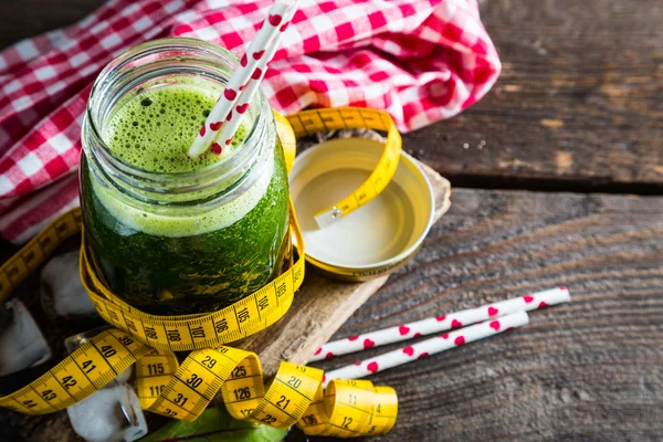Organik yeşil smoothies ve ölçüm bandı