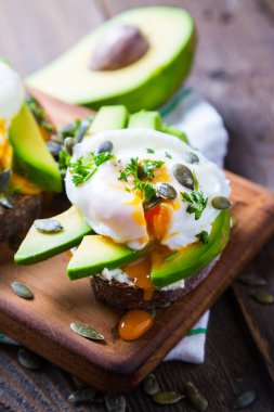 Avokado ve haşlanmış yumurta sandviç