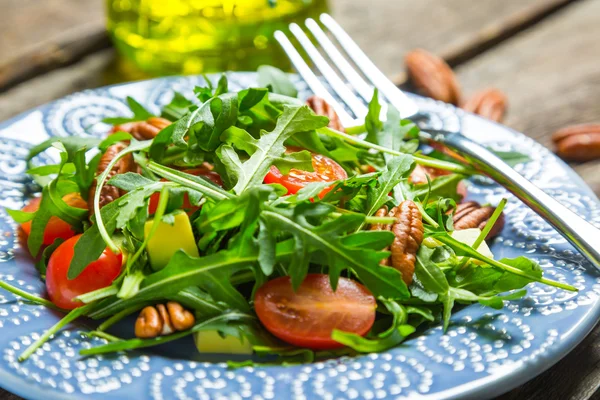 Insalata verde con avocado, pomodorini e noci pecan — Foto Stock