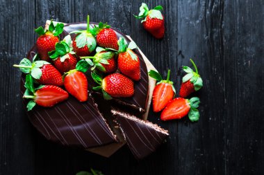 Taze çilekli çikolatalı pasta.