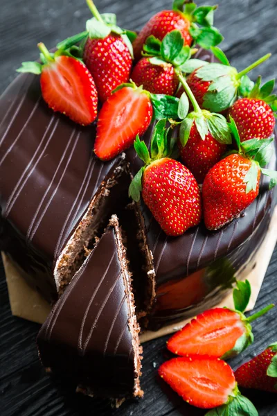 Chocolate cake with fresh strawberries — Stock Photo, Image