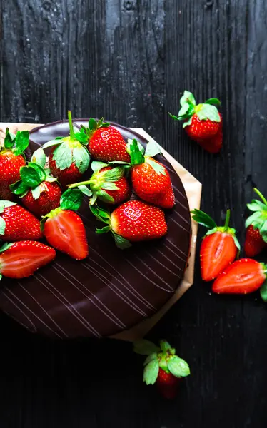 Torta al cioccolato con fragole fresche — Foto Stock