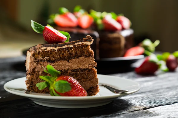 Chocoladetaart met verse aardbeien — Stockfoto