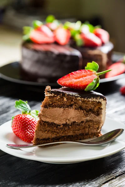 Шоколадный торт со свежей клубникой — стоковое фото