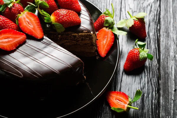 Chocolate cake with fresh strawberries — Stock Photo, Image