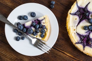 Taze yaban mersinli cheesecake