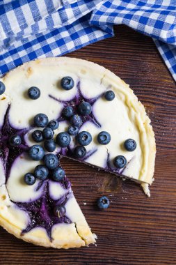 Taze yaban mersinli cheesecake