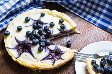 Taze yaban mersinli cheesecake