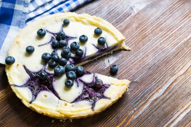 Taze yaban mersinli cheesecake