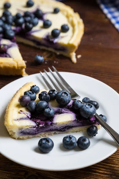 Cheesecake met verse bosbessen — Stockfoto