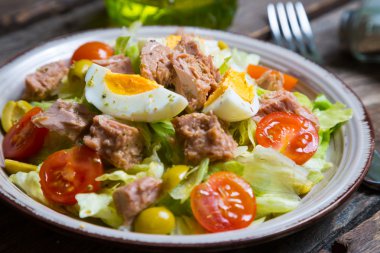 Ton balığı ile taze sebze salatası