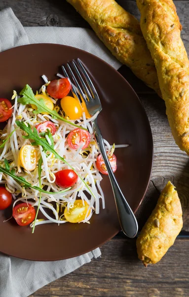 Salada com brotos de feijão e tomate cereja — Fotografia de Stock