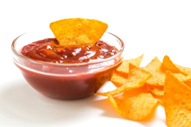 Cips ve salsa sosu beyaz bir arka plan üzerinde