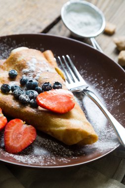 Taze çilek ve krema şeker ile Pancakes